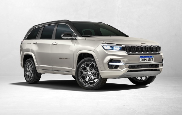 Серебристый внедорожник Jeep Commander Overland 2022 года