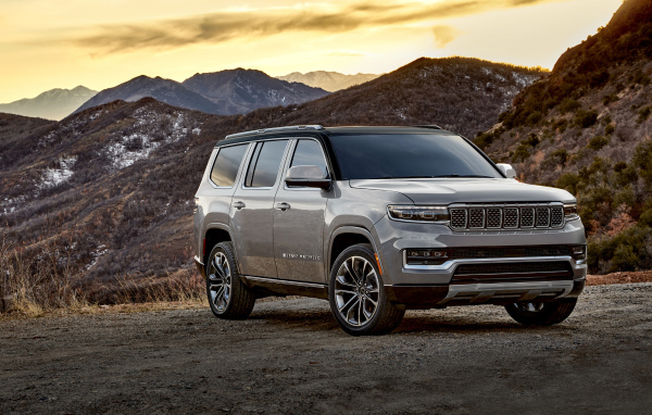 Серебристый внедорожник Jeep Grand Wagoneer Series III, 2022 года в горах