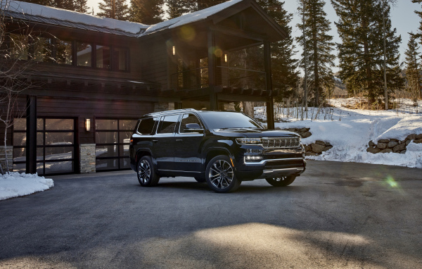 Большой черный Jeep Grand Wagoneer Series III, 2022 года у дома