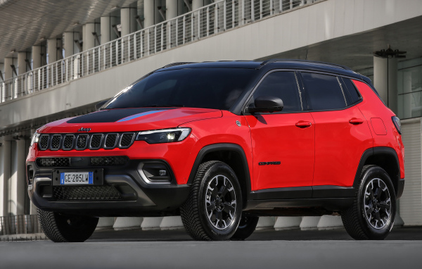 Красный Jeep Compass Trailhawk 4xe 2021 года