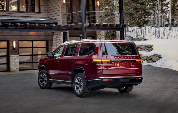 Красный внедорожник Jeep Wagoneer Series II Premium, 2022 года вид сзади