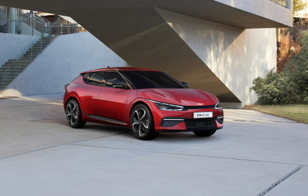 Красный автомобиль Kia EV6 GT Line 2021 года
