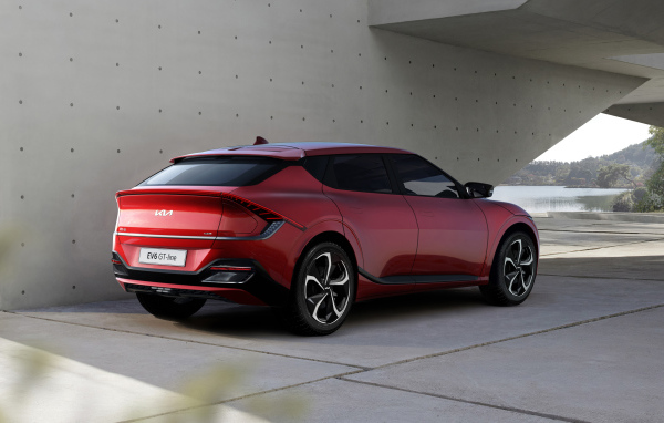 Автомобиль Kia EV6 GT Line 2021 года под мостом