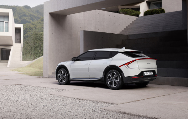 Белый кроссовер Kia EV6 2021 года вид сзади