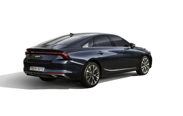Черный автомобиль Kia K8 2021 года вид сзади