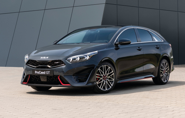 Черный автомобиль Kia ProCeed GT 2021 года у стены