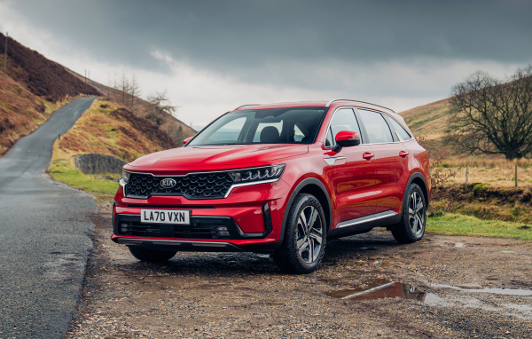 Красный внедорожник Kia Sorento Plug-In Hybrid 2021 года