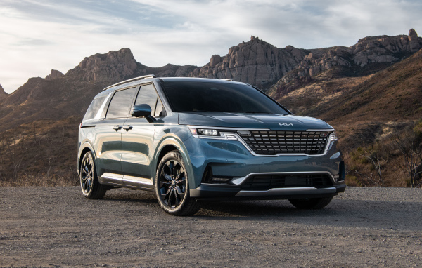 Внедорожник  Kia Carnival, 2022 года в горах