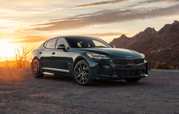 Автомобиль Kia Stinger GT Line AWD, 2022 года на фоне заката