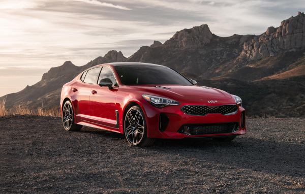 Красный автомобиль  Kia Stinger GT, 2022 года в горах