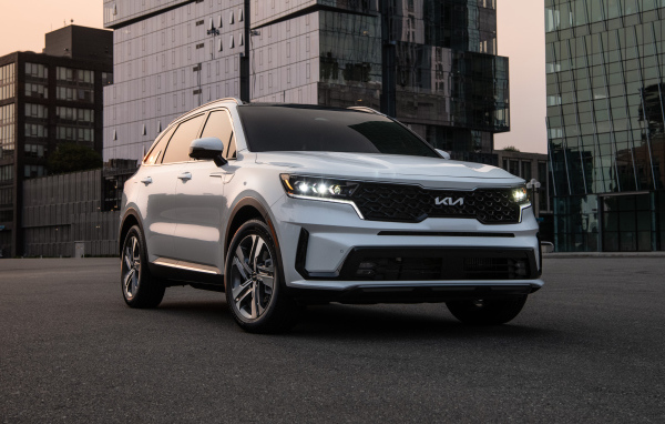 Белый автомобиль  Kia Sorento, 2022 года вид спереди