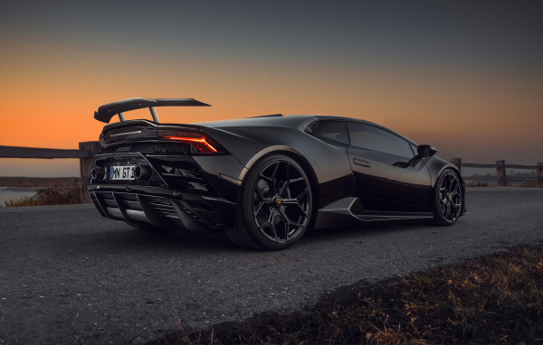 Черный быстрый Lamborghini Huracán EVO RWD 2021 года вид сзади