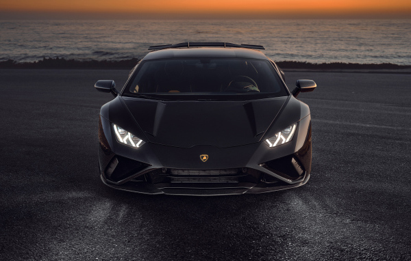 Черный Lamborghini Huracán EVO RWD 2021 года вид спереди