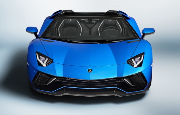 Синий автомобиль Lamborghini Aventador LP 780-4 Ultimate 2021 года вид спереди