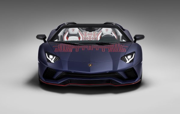 Автомобиль Lamborghini Aventador S, 2021 года вид спереди