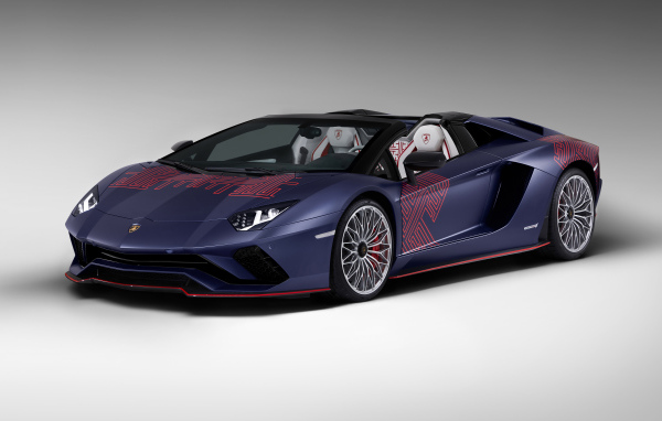 Кабриолет Lamborghini Aventador S, 2021 года на сером фоне