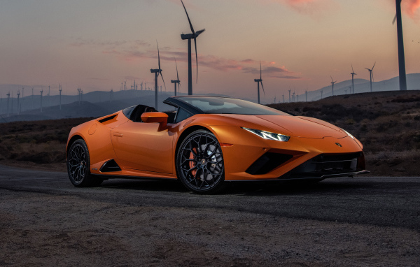Оранжевый автомобиль Lamborghini Huracán EVO RWD Spyder 2021 года