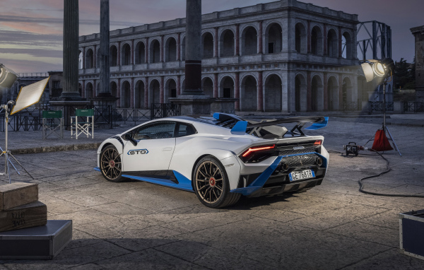 Автомобиль Lamborghini Huracán STO 2021 года вид сзади