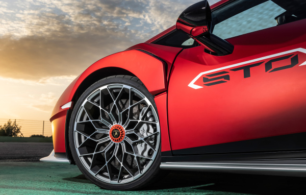 Колесо красного автомобиля Lamborghini Huracán STO 2021 года 