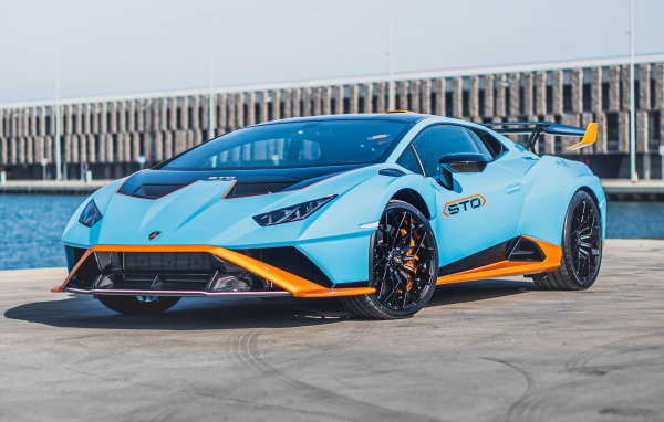 Спортивный автомобиль Lamborghini Huracán STO 2021 года у воды
