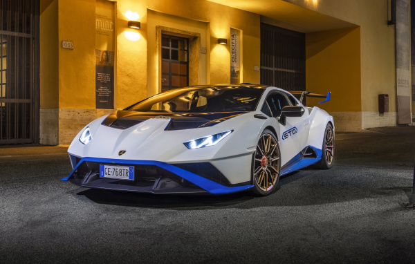 Белый Lamborghini Huracán STO 2021 года у дома ночью