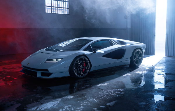 Белый спортивный автомобиль Lamborghini Countach LPI 800-4, 2022 года в дыму
