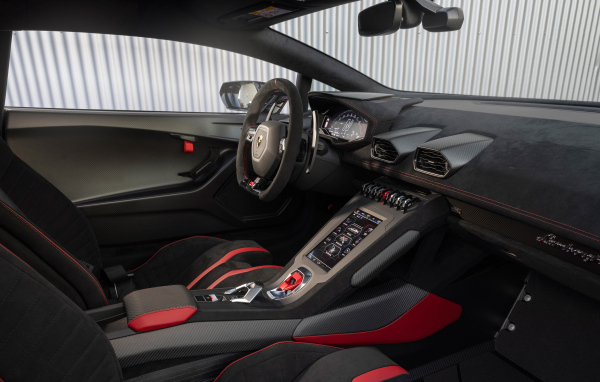 Черный кожаный салон автомобиля Lamborghini Huracán STO 2021