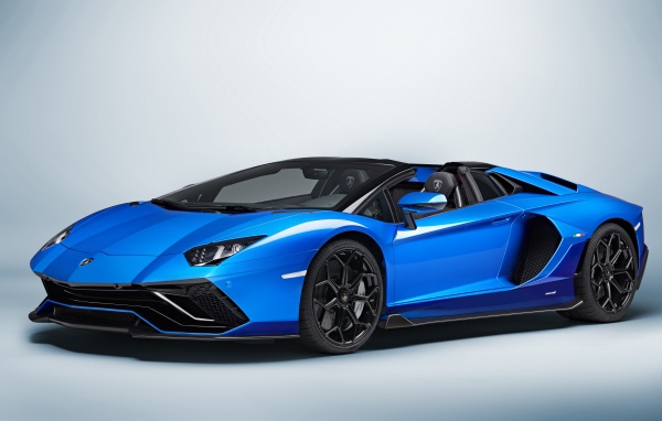 Синий Lamborghini Aventador LP 780-4 Ultimate 2021 года на сером фоне