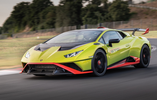 Быстрый Lamborghini Huracán STO 2021 года на трассе