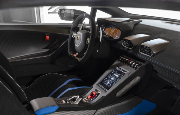 Салон  автомобиля lamborghini huracan, 2021 года 