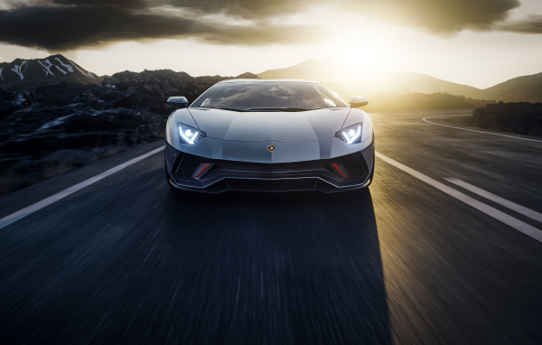 Автомобиль Lamborghini Aventador LP 780-4 Ultimate 2021 на закате в горах