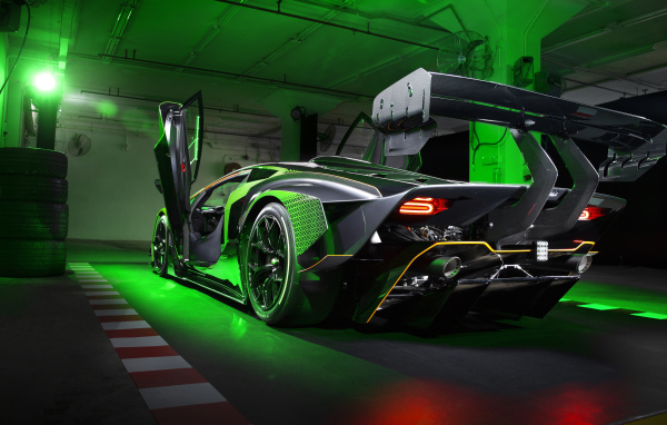 Автомобиль Lamborghini Essenza SCV12 в гараже