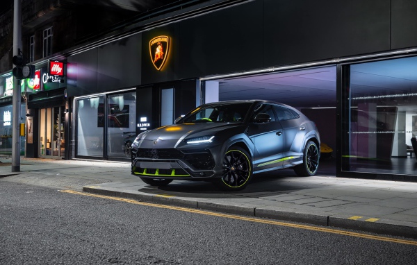 Внедорожник Lamborghini Urus у автосалона