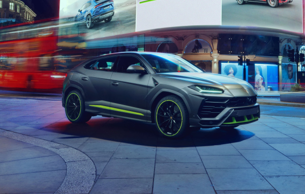 Внедорожник Lamborghini Urus в городе