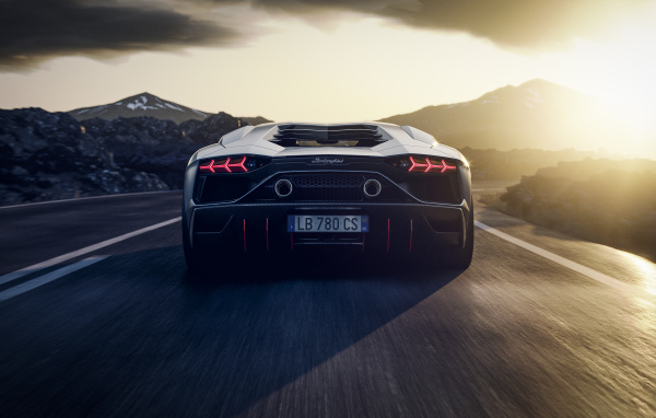 Вид сзади на автомобиль Lamborghini Aventador LP 780-4 Ultimate Roadster 2021 года