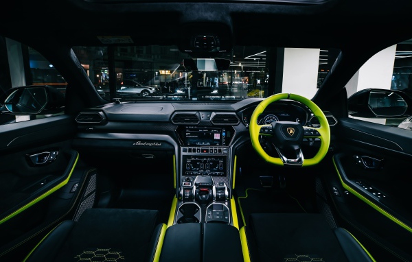 Стильный салон автомобиля Lamborghini Urus