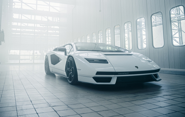 Белый  Lamborghini Countach LPI 800-4, 2022 года в здании