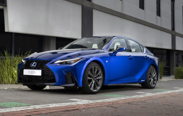 Синий автомобиль Lexus IS 300h F SPORT 2021 года