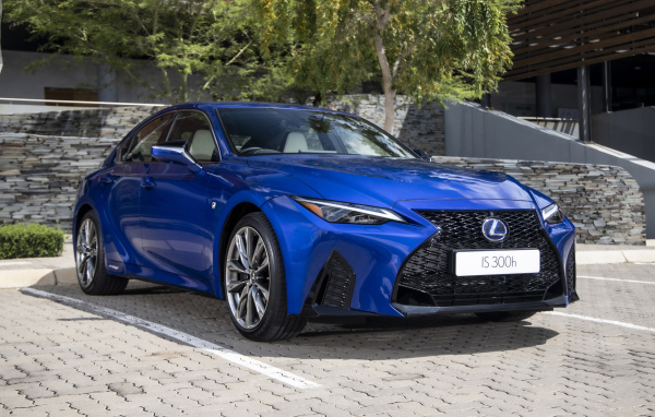 Синий автомобиль Lexus IS 300h F SPORT 2021 года вид спереди