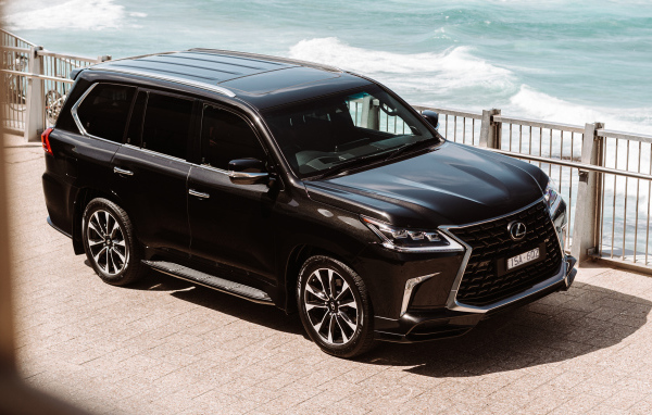 Черный внедорожник Lexus LX 570 S 2021 года у воды