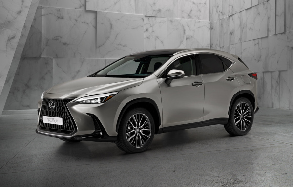 Кроссовер Lexus NX 350h 2021 года у стены