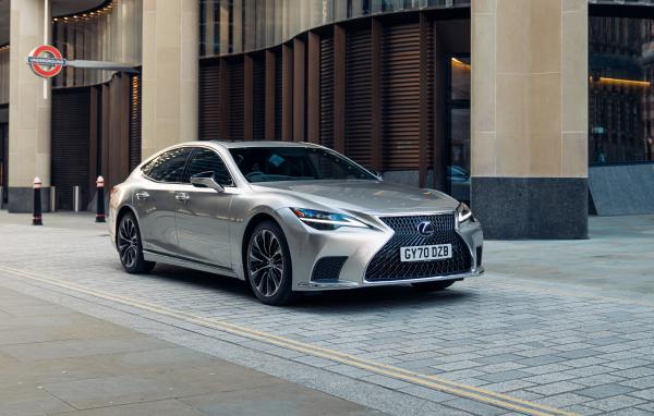 Серебристый Lexus LS 500h 2021  года в городе