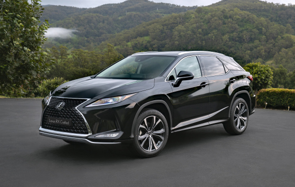 Стильный черный автомобиль Lexus RX 300 Crafted Edition 2021 года