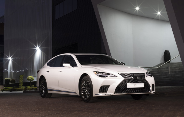 Белый Lexus LS 500, 2021 года в здании