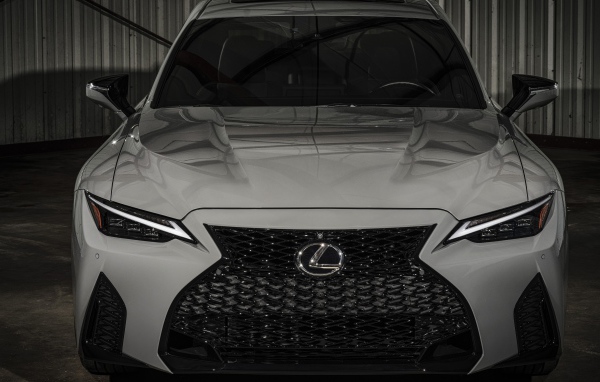 Белый автомобиль Lexus IS 500 F, 2022 года вид спереди