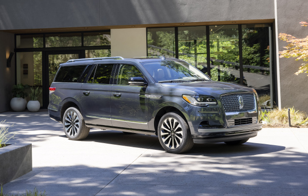 Большой автомобиль Lincoln Navigator L, 2022 года у здания