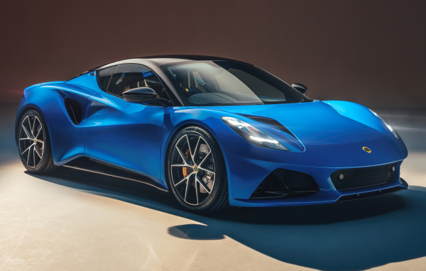 Голубой автомобиль Lotus Emira First Edition 2021 года