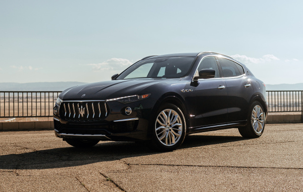 Черный автомобиль Maserati Levante S Q4 GranLusso, 2021 года