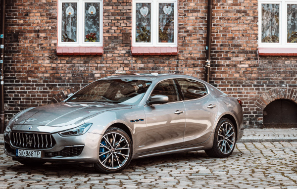 Автомобиль Maserati Ghibli у дома
