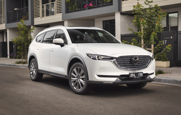 Белый внедорожник Mazda CX-8 2021 года